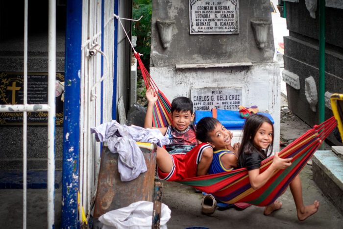 Niños cementerio Manila