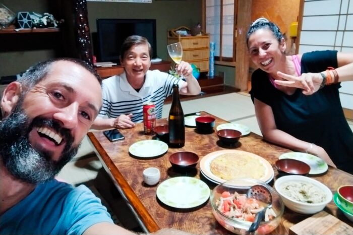 Noche de cena y sake