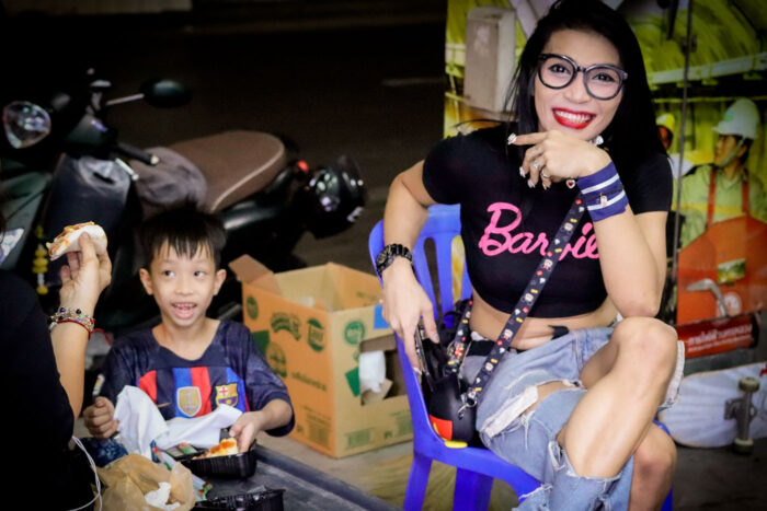 Noche Bangkok mujer niño tailandés