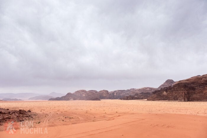 Arena y piedras del desierto