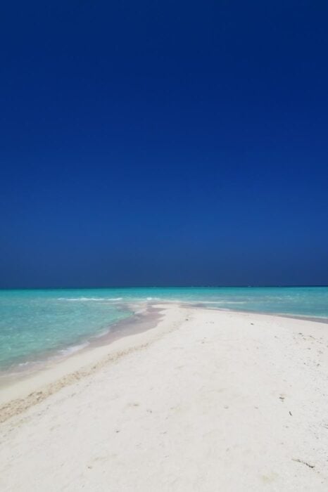 Donde la amplia gama de tonos azules acarician las arenas blancas.