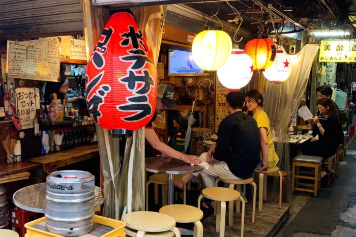 Este es el tipo de garitos que se encuentra uno en Harmonica Yokocho: ¡puro estilo retro nipón!