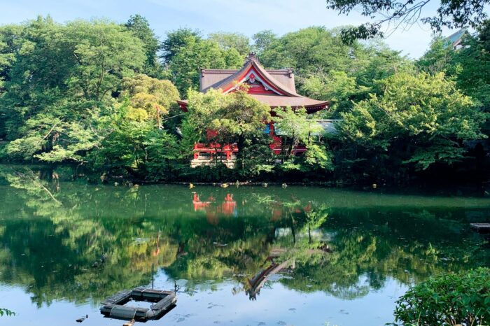 La roja silueta del Benten-Do, que parece emerger de entre las aguas, ha aparecido en numerosos grabados y cuadros de arte japonés a lo largo de los siglos