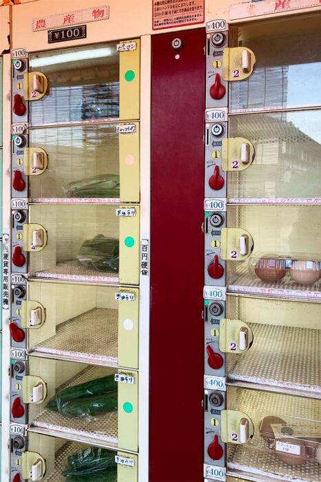Máquina expendedora donde se venden hortalizas caseras y productos varios de las huertas del lugar