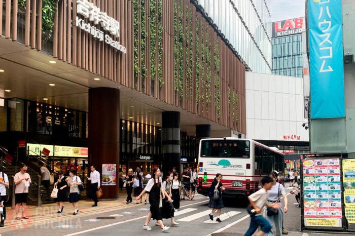 Puedes llegar a la estación de Kichijoji con diversas líneas de tren y metro, pero lo más cómodo es usar la línea de tren Chuo, de JR