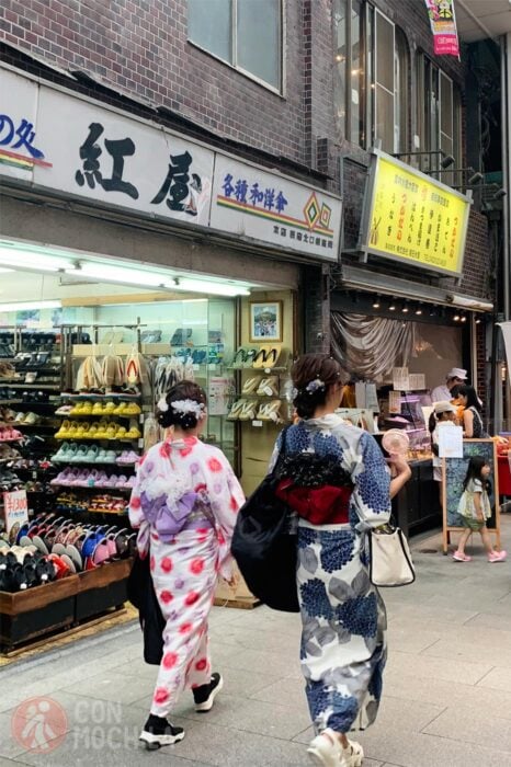 En Kichijoji no es raro ver gente, sobre todo mujeres, vistiendo kimono por la calle