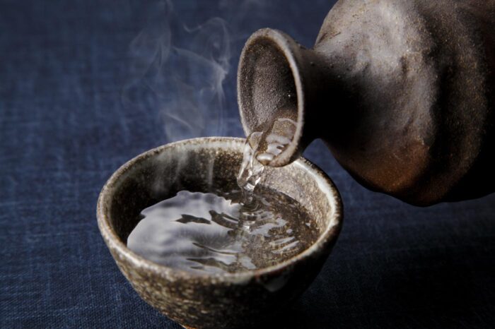 Por lo general, el sake caliente ("atsukan"), típico del invierno, se sirve en pequeñas tacitas de cerámica