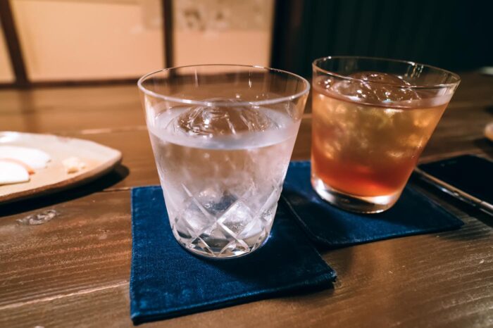 Hay un montón de variedades de awamori, algunas más suaves que otras, pero todas pegan bastante…