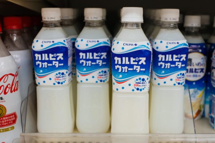 Calpis (refresco sin gas que mezcla agua destilada y leche; sabe a yogur muy diluido)