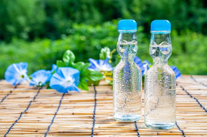 Ramune (especie de gaseosa de distintos sabores, muy popular entre los niños, y cuya botella, con una bolita metálica en el cuello, tiene un diseño muy peculiar)