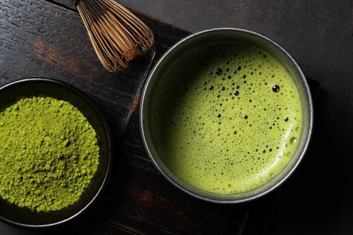 El matcha (o maccha), polvo de té verde concentrado de alta calidad, se bate en la taza con una brocha de bambú para sacarle todo el sabor 