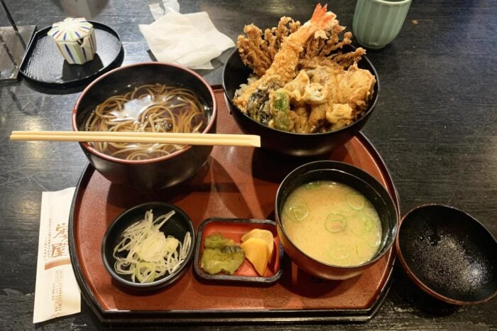 Típico menú japonés: tendon (tazón de arroz con tempura) y fideos soba, acompañados de sopa de miso y encurtidos