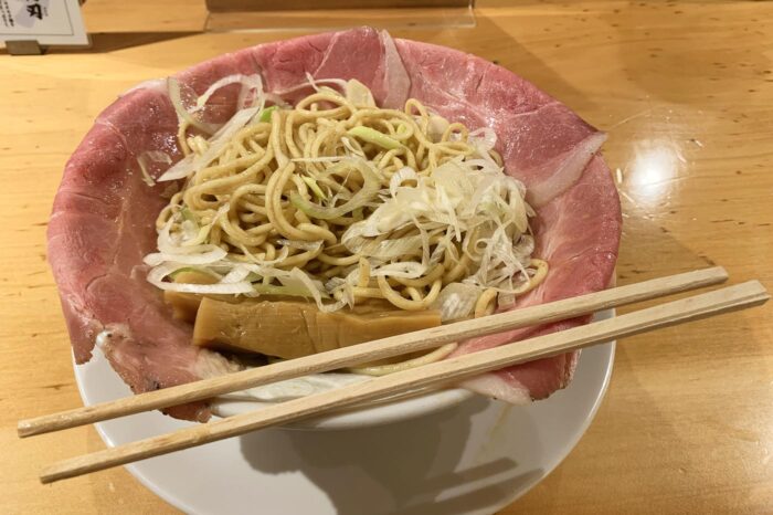 Tazón de abura soba con una buena guarnición de chashu (lonchas de lomo de cerdo)