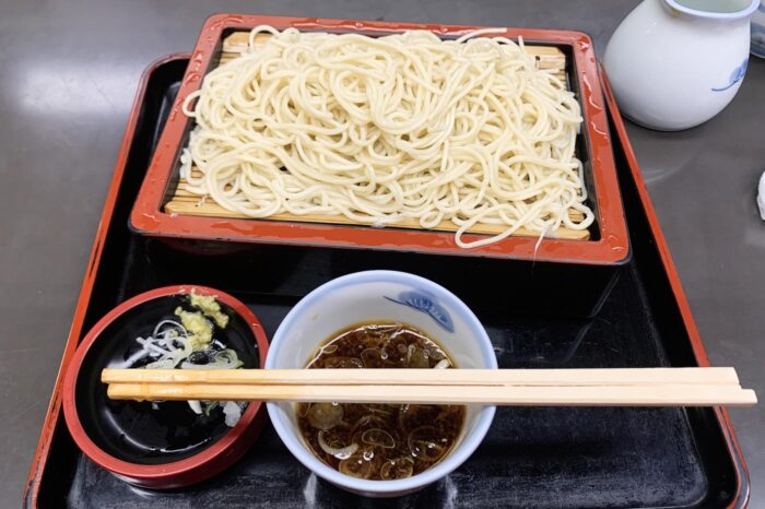 Ración de Zaru Soba bien frío, con el caldo aparte para ir mojando los fideos en él