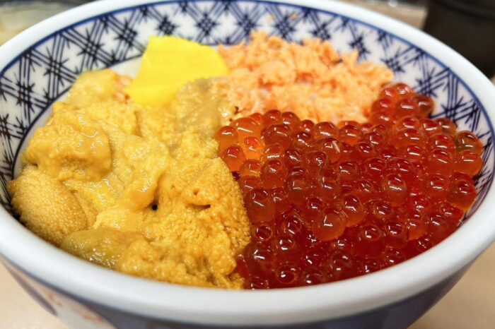 Donburi de caviar rojo (ikura) y erizo de mar (uni)