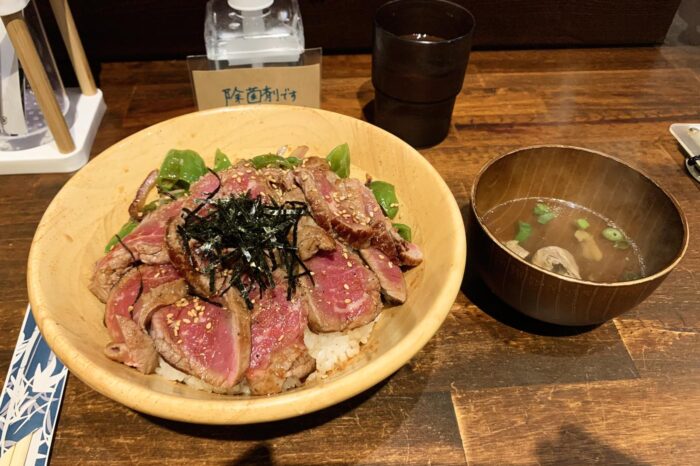 Donburi de roast beef, acompañado de sopa de miso