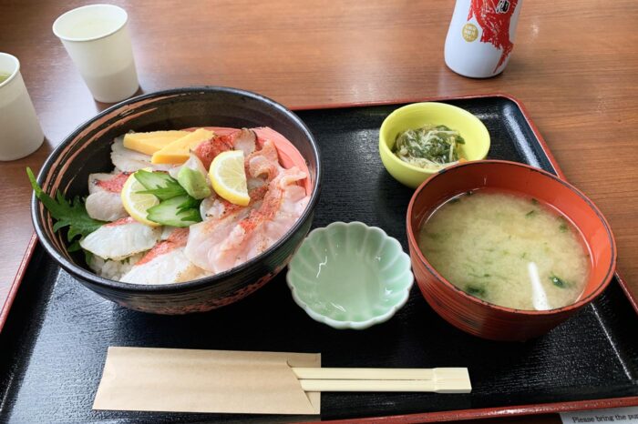 Típico menú teishoku: un tazón de arroz con sushi, con su sopa de miso y verduritas encurtidas para acompañar