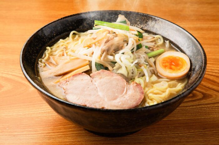 Tazón de ramen con sus toppings: huevo, brotes de soja y chashu (loncha de lomo de cerdo)