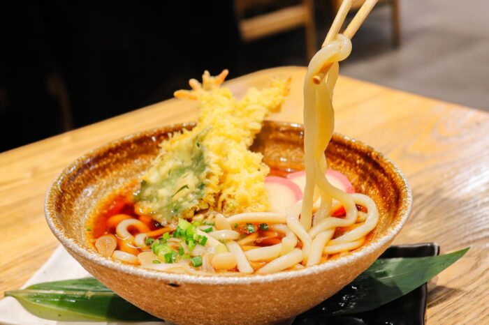 Fideos udon con su topping de tempura