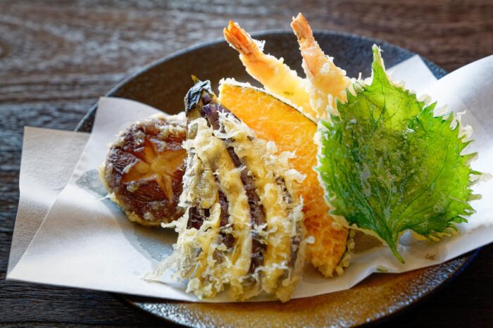 Tempura de gambas con verduras y setas; ¡la hoja también se come!
