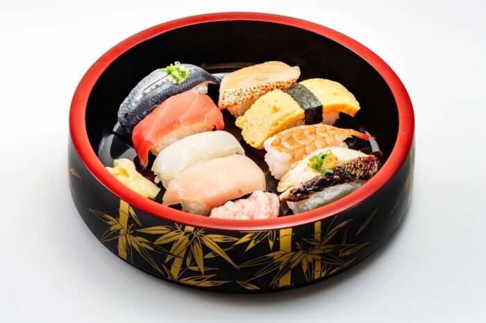 Ración de sushi servida a la manera tradicional