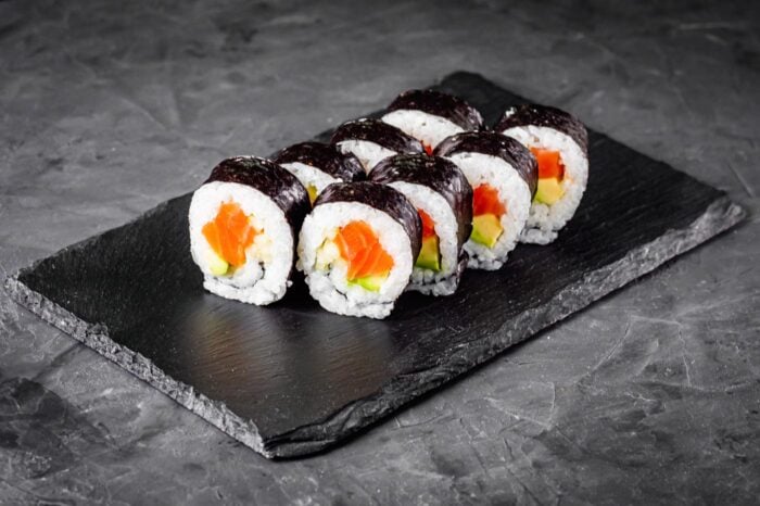 Maki sushi de salmón