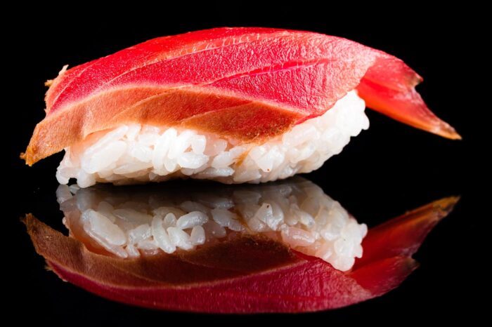 Atún rojo (Maguro) y sus diferentes variedades: Otoro (la más grasa, y más cara), Chutoro (contenido de grasa medio), y Akami (la más magra)