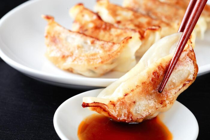 Gyozas con su salsa para mojar