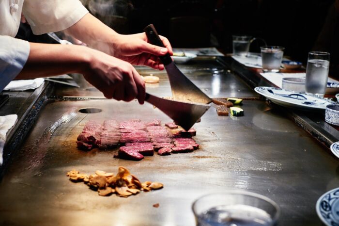 Es habitual preparar la carne de wagyu a la plancha, cortada en pequeños bocados que se cocinan uno a uno