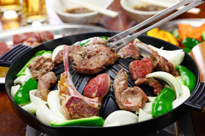 Cordero jingiskan, con sus verduras, haciéndose en su típica parrilla