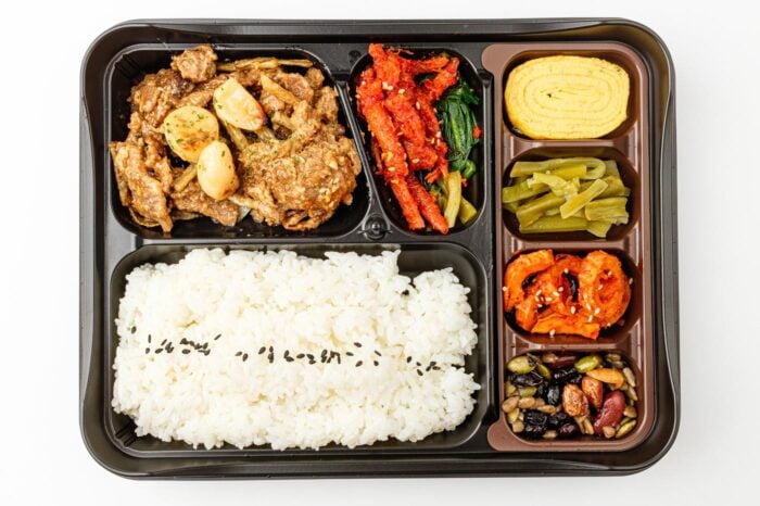 Bandeja de comida lista para llevar, que puedes encontrar en cualquier supermercado