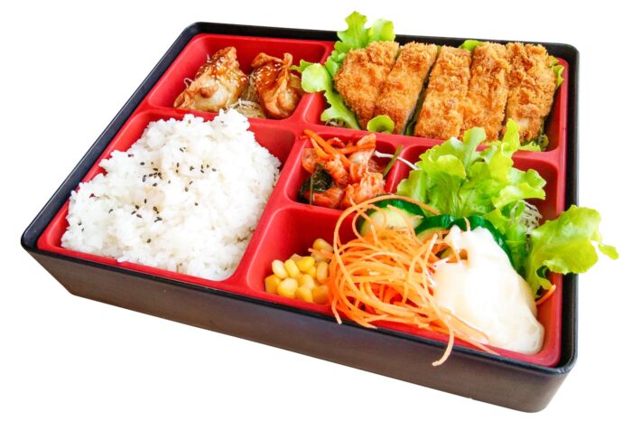 Una caja de bento de lo más típica: arroz banco, tonkatsu (filete de cerdo empanado), y algo de verdura para acompañar