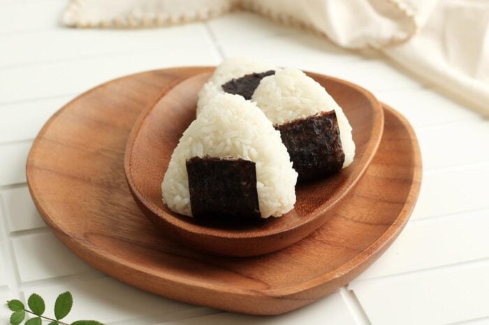 El onigiri más clásico y básico: un puñado de arroz blanco con una tira de nori (alga seca) para sujetarlo mejor