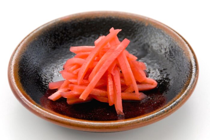 Beni shoga (tiras de jengibre encurtido con vinagre de ciruela, que suelen acompañar a los donburi)