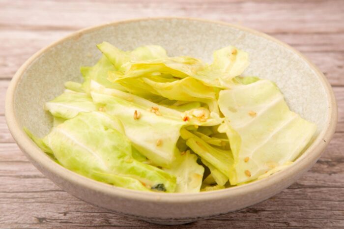 Ensalada de col con aceite de sésamo, un plato sencillo pero muy sabroso