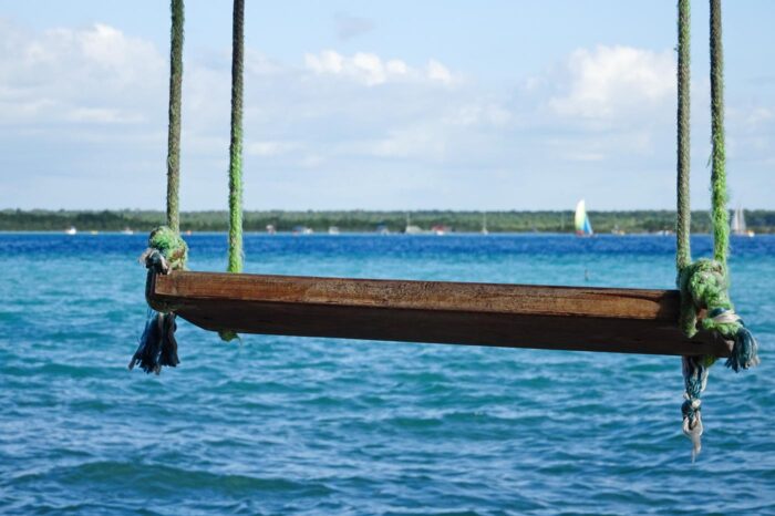 Mahahual, muy al sur de la Riviera Maya, es un destino de buceo, y su vecina Punta Allen es pura selva caribeña y corales de ensueño
