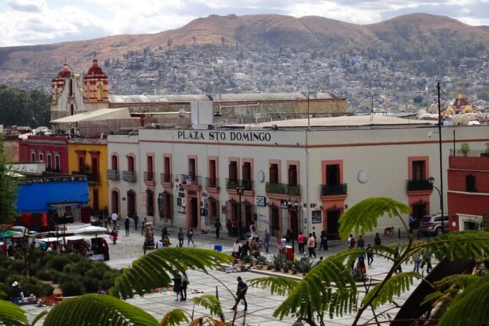 Oaxaca de Juárez es una ciudad para quedarse a vivir en ella. El estado ofrece las bellas playas del Pacífico, sus montañas y la cultura del mezcal