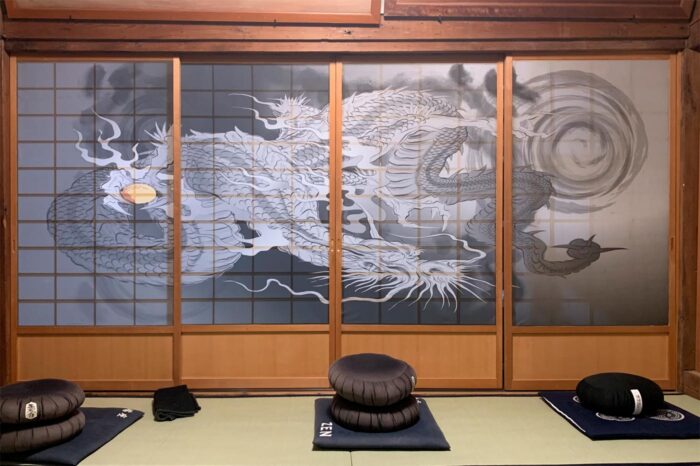 Lo más habitual a la hora de meditar es sentarse sobre cojines dispuestos en el suelo, sobre esteras de tatami