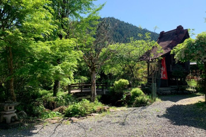 Después de meditar, un paseo por el jardín para refrescar cuerpo y mente