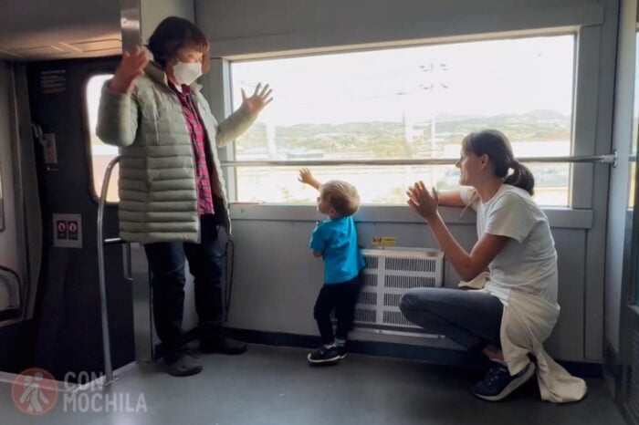 Una señora coreana bailando con Andreu en el tren