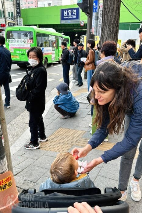 Siempre, siempre, siempre, siempre lleva comida y agua en la mochila