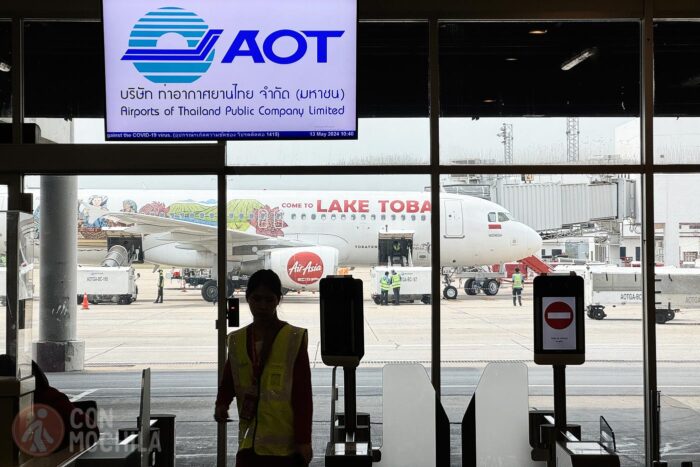 Avión de AirAsia Indonesia en una terminal de Tailandia