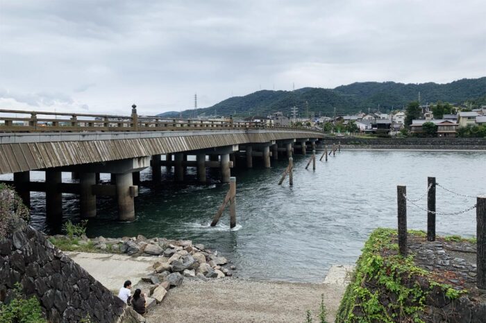 El gran puente sobre el río Uji, que da nombre a la ciudad, ha visto pasar por él a muchos personajes importantes en sus más de diez siglos de vida