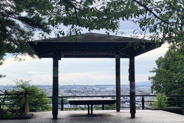 Este coqueto mirador, en lo alto de la colina de Daikichiyama, es uno de los escenarios más icónicos de la serie