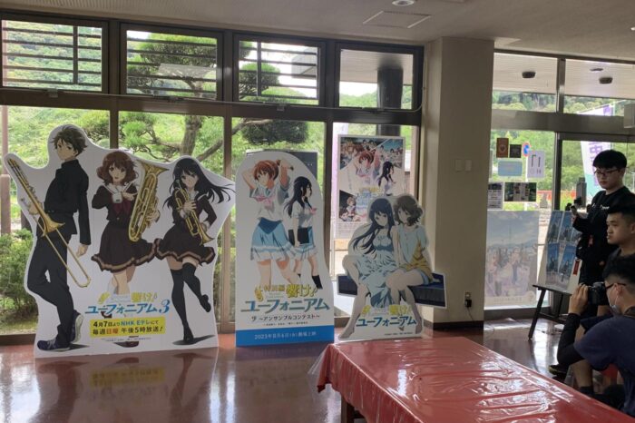 Incluso la oficina de turismo de Uji está decorada por los cuatro costados con posters varios de Kumiko y el resto de la tropa del Instituto Kitauji