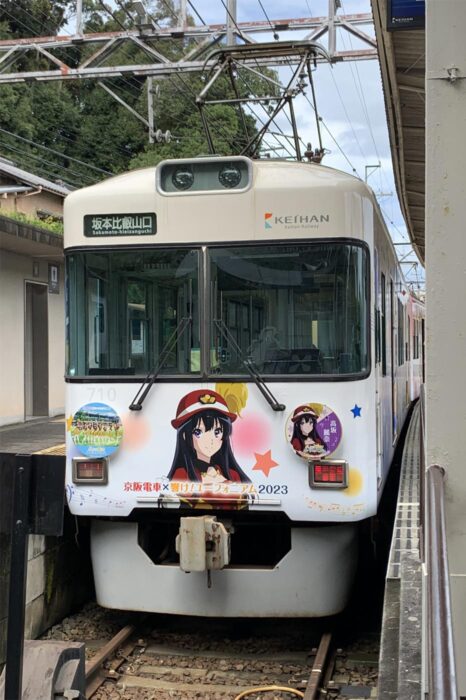 Tren local en los aledaños de Uji, decorado con las pizpiretas colegialas del anime "Hibike! Euphonium"