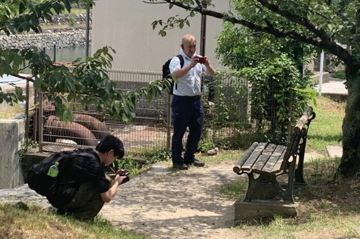 Turistas chinos fotografiando el famoso banco de Kumiko, un nuevo punto de interés turístico de Uji