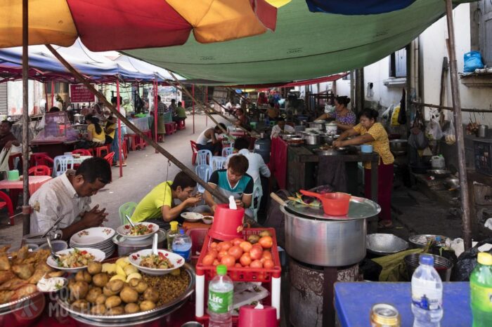 Calle de Yangón con puestos de comida callejeros