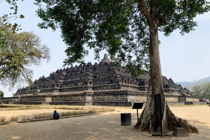 La base de la inmensa mole de Borobudur es cuadrangular, con lados de 123 m de longitud