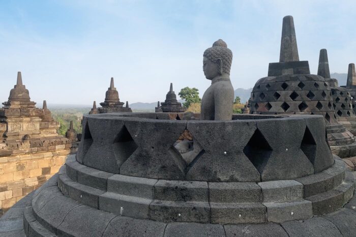 Cada una de las estupas de la cumbre contiene una estatua de Buda